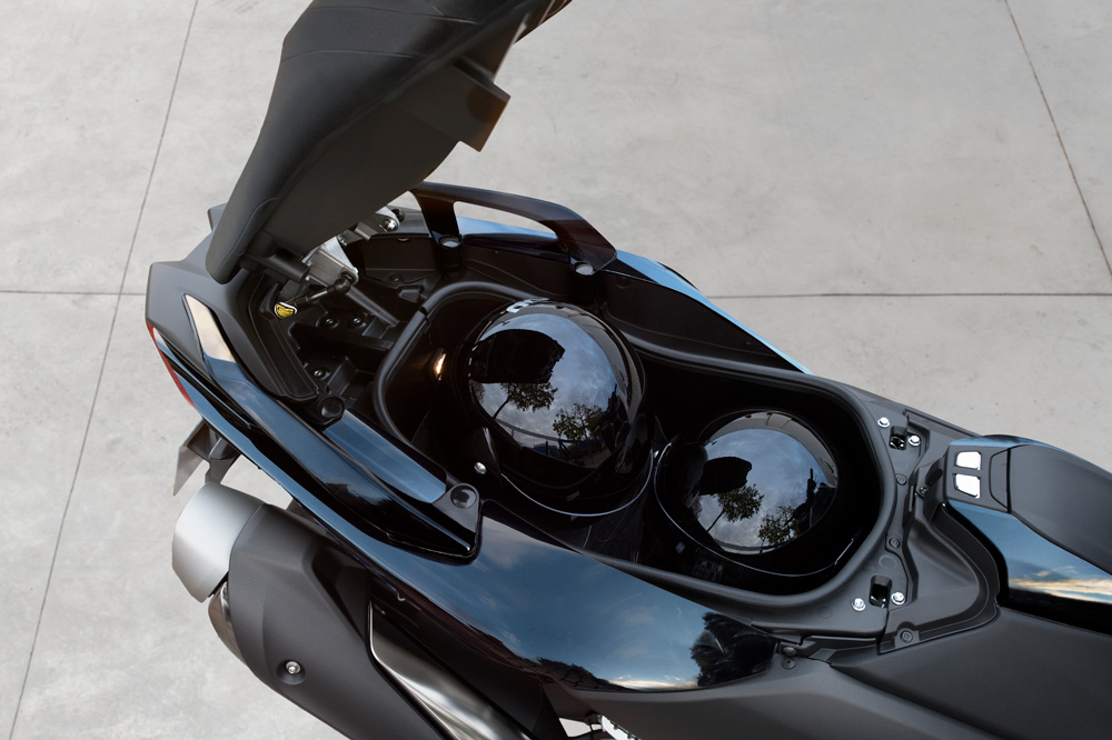 Yamaha T Max 2017 hueco para el casco