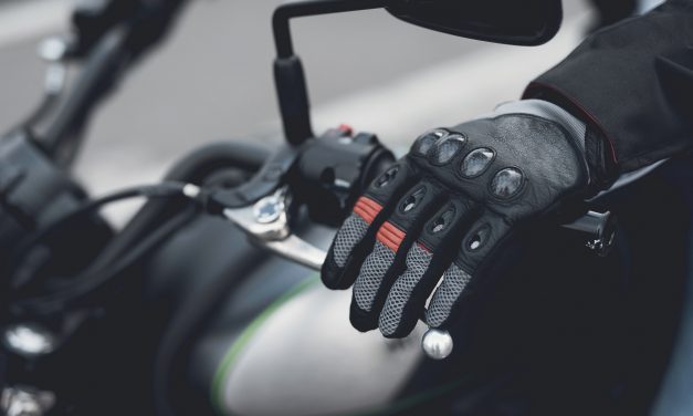 ¿Por qué es importante llevar guantes yendo en moto?